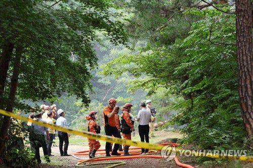 화재로 통제되는 '성북동 별서' 진입로(서울=연합뉴스) 이진욱 기자 = 30일 서울 성북구 '성북동 별서(성락원)'에서 화재가 발생, 진입로가 통제되고 있다. 성락원은 조선시대의 대표적인 별서정원으로 한국 전통 정원의 원형을 잘 보존하고 있는 문화유산이다. 2025.6.30 cityboy@yna.co.kr