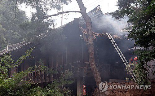 '성북동 별서' 내 송석정서 화재(서울=연합뉴스) 이진욱 기자 = 30일 서울 성북구 '성북동 별서(성락원)' 내 송석정에서 화재가 발생, 연기가 피어오르고 있다. 성락원은 조선시대의 대표적인 별서정원으로 한국 전통 정원의 원형을 잘 보존하고 있는 문화유산이다. 2025.6.30 cityboy@yna.co.kr