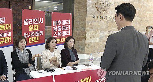 나경원 의원 만난 김민석 국무총리 후보자(서울=연합뉴스) 김민석 국무총리 후보자가 30일 서울 여의도 국회 로텐더홀에서 총리 지명 철회 등을 촉구하며 나흘째 국회 본청에서 농성 중인 국민의힘 나경원 의원을 만나 대화하고 있다. 2025.6.30  [연합뉴스TV 제공. 재판매 및 DB금지] jjaeck9@yna.co.kr