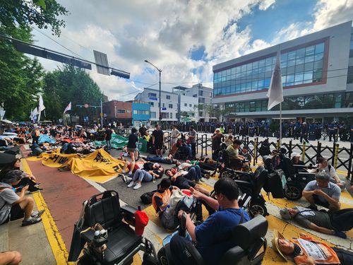 국정기획위원회 앞에서 '다이인' 시위 중인 전장연 결의대회 참가자들[촬영 이율립]