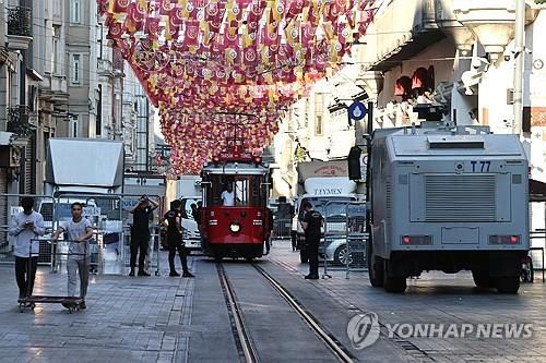 잡지사 '레만' 사옥 앞 경비하는 경찰(이스탄불 EPA=연합뉴스) 2025년 7월 1일(현지시간) 이스탄불 소재 잡지사 '레만' 사옥 근처에서 경찰이 경비를 하고 있다. 2025.7.1.