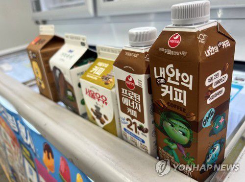 편의점 커피우유도 고카페인 음료(서울=연합뉴스) 이승연 기자 = 지난달 27일 서울 영등포구의 한 편의점에 진열된 5종의 커피우유. 이 중 한 커피우유에는 몸무게 60㎏ 청소년 기준 하루 권장 카페인 섭취량(150㎎)을 훌쩍 넘는 240㎎의 카페인이 함유돼있다. 2025.7.1.