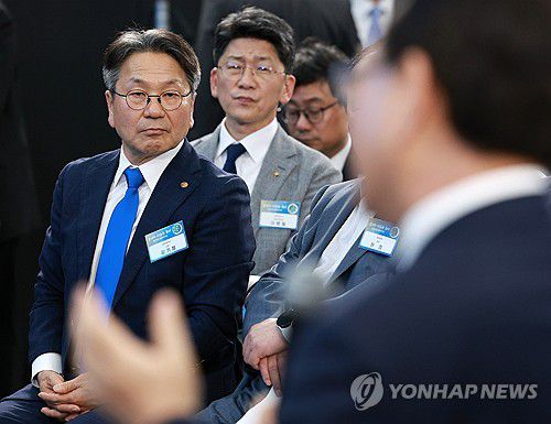 전남도지사 발언 듣는 강기정 광주시장[대통령실통신사진기자단]