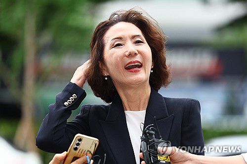 이진숙 교육부 장관 후보자 출근길 질의응답(서울=연합뉴스) 서대연 기자 = 이진숙 사회부총리 겸 교육부 장관 후보자가 30일 오전 서울 여의도 한국교육시설안전원에 마련된 인사청문회 준비 사무실로 출근하며 취재진과 질의응답하고 있다. 2025.6.30 dwise@yna.co.kr