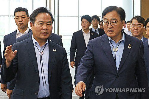 이야기 하는 우원식 의장(경주=연합뉴스) 손대성 기자 = 아시아태평양경제협력체(APEC) 정상회의 준비현황을 살펴보기 위해 1일 경북 경주화백컨벤션센터를 방문한 우원식 국회의장(앞줄 오른쪽)이 김학홍 경북도 행정부지사와 이야기하고 있다. 2025.7.1 sds123@yna.co.kr