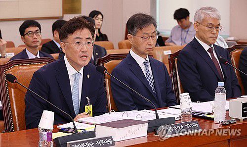 질의에 답변하는 이진수 법무부 장관 직무대행(서울=연합뉴스) 김주형 기자 = 1일 국회에서 열린 법제사법위원회 전체회의에서 이진수 법무부 장관 직무대행(왼쪽)이 의원 질의에 답변하고 있다. 2025.7.1 kjhpress@yna.co.kr