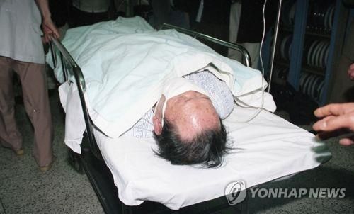 뇌졸증 호소하는 정태수 회장(서울=연합뉴스) 조보희 기자 = 한보그룹 정태수 총회장이 15일 서울대병원에 입원해 뇌졸증 진단 MRI 촬영을 마치고 병실로 옮겨지고 있다. 1997.4.15 [본사 자료사진]