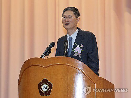 퇴임사 하는 문형배 헌재소장 권한대행 (서울=연합뉴스) 김인철 기자 = 문형배 헌법재판소장 권한대행이 지난 4월 18일 서울 종로구 헌법재판소에서 열린 퇴임식에서 퇴임사를 하고 있다. 2025.7.2