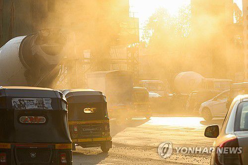 미세먼지 날리는 인도 고속도로[EPA 연합뉴스. 재판매 및 DB 금지]