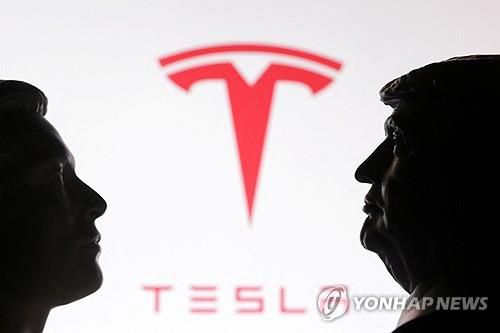 일론 머스크와 도널드 트럼프(로이터=연합뉴스) 테슬라 로고를 배경으로 놓인 도널드 트럼프 미국 대통령과 일론 머스크 테슬라 최고경영자(CEO)의 3D 프린팅 미니어처를 그린 2025년 7월 1일 제작 일러스트레이션. (REUTERS/Dado Ruvic/Illustration) 2025.7.2.