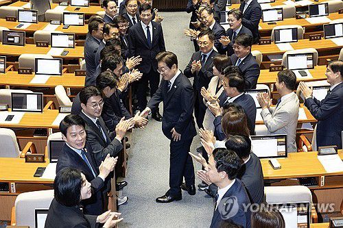 이재명 대통령, 여당 의원들 박수 받으며(서울=연합뉴스) 한상균 기자 = 이재명 대통령이 26일 국회에서 추가경정예산 시정연설을 위해 본회의장에 입장해 더불어민주당 의원들의 박수를 받으며 인사하고 있다. 2025.6.26 xyz@yna.co.kr
