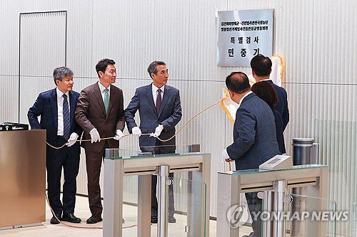 김건희 특검팀 현판식(서울=연합뉴스) 서대연 기자 = 윤석열 전 대통령 부인 김건희 여사와 관련한 각종 의혹 사건을 수사하는 민중기 특별검사를 비롯한 특검팀이 2일 서울 종로구 KT광화문빌딩에 마련된 사무실 앞에서 현판 제막을 하고 있다.      왼쪽부터 문홍주, 박상진 특검보, 민 특검, 김형근, 오정희 특검보, 홍지항 지원단장. 2025.7.2 dwise@yna.co.kr