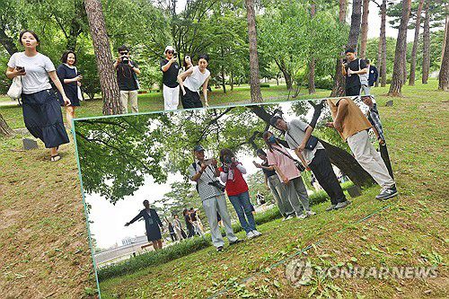현대미술 전시장으로 변신한 경복궁(서울=연합뉴스) 진연수 기자 = 2일 서울 종로구 경복궁에서 열린 '경복궁 생각' 전시에서 관람객들이 동심원 작품을 살펴보고 있다.     경복궁 생각 전시는 경복궁을 새로운 시각으로 보고, 듣고, 생각하며 국가유산의 가치와 아름다움을 경험할 수 있도록 하는 취지를 담았다. 2025.7.2 jin90@yna.co.kr