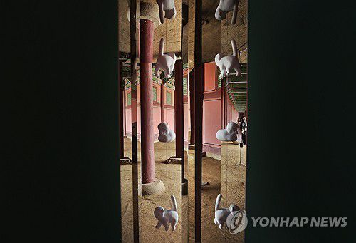 경복궁을 바라보는 새로운 시각(서울=연합뉴스) 진연수 기자 = 2일 서울 종로구 경복궁에서 열린 '경복궁 생각' 전시에 동심원 작품이 설치되어 있다.     경복궁 생각 전시는 경복궁을 새로운 시각으로 보고, 듣고, 생각하며 국가유산의 가치와 아름다움을 경험할 수 있도록 하는 취지를 담았다. 2025.7.2 jin90@yna.co.kr