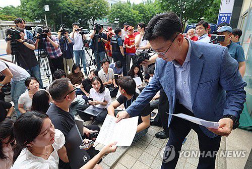 직접 보도자료 뿌리는 임성근(서울=연합뉴스) 김도훈 기자 = 임성근 전 해병대 1사단장이 2일 서울 서초구에 마련된 순직해병 특검 사무실로 출석하기 전 기자회견을 마친 뒤 보도자료를 뿌리고 있다. 2025.7.2 superdoo82@yna.co.kr