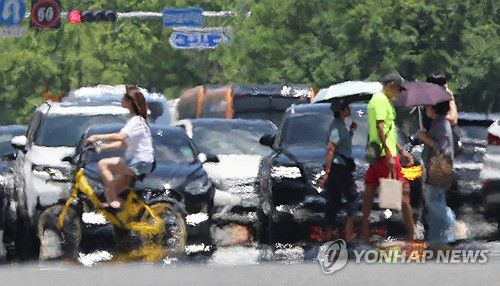 폭염에 끓는 도로(울산=연합뉴스) 김용태 기자 = 울산에 폭염특보가 발효 중인 2일 울산시 남구 한 도로 위로 지열로 인한 아지랑이가 피어오르고 있다. 이날 울산의 낮 최고기온은 36도를 웃돌았다. 2025.7.2 yongtae@yna.co.kr