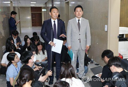 여야, 상법개정안 처리 합의(서울=연합뉴스) 김주성 기자 = 국회 법제사법위원회 여야 간사인 더불어민주당 김용민 의원(왼쪽)과 국민의힘 장동혁 의원이 2일 서울 여의도 국회에서 상법개정안 처리에 합의한 뒤 취재진에게 합의 내용을 설명하고 있다. 2025.7.2 utzza@yna.co.kr