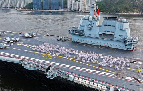 '국안가호' 글자 만든 산둥함 탑승 중국 해군 장병들. 2025.7.3[홍콩 SCMP 캡처. 재판매 및 DB 금지]