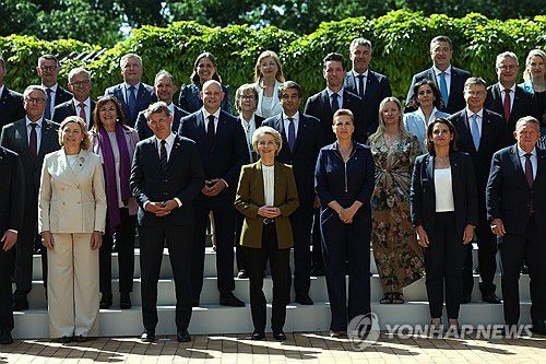 EU 하반기 순회의장국 출범 행사(오르후스[덴마크] AP=연합뉴스) 3일(현지시간) 덴마크 오르후스에서 열린 덴마크의 하반기 EU 순회의장국 출범 행사에서 우르줄라 폰데어라이엔 EU 집행위원장(앞줄 왼쪽 세번째), 메테 프레데릭센 덴마크 총리(앞줄 왼쪽 네번째) 등이 기념사진을 찍고 있다. 2025.7.3 photo@yna.co.kr
