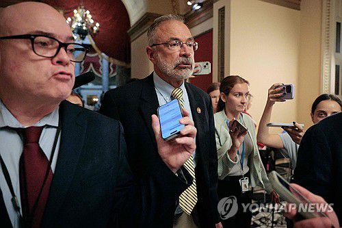 하원 프리덤 코커스 의장 앤디 해리스 하원의원(워싱턴DC AFP=연합뉴스) 2일(현지시간) 미국 하원 프리덤 코커스 의장인 앤디 해리스 하원의원(공화·메릴랜드)이 워싱턴DC 미 의회의사당에서 기자들에게 둘러싸인 모습. 2025.7.2