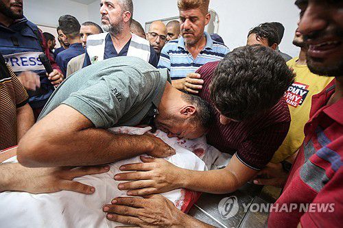 가자지구 핵심 의료기관 원장 사망에 비통해하는 유가족[로이터=연합뉴스 자료사진. 재판매 및 DB 금지]