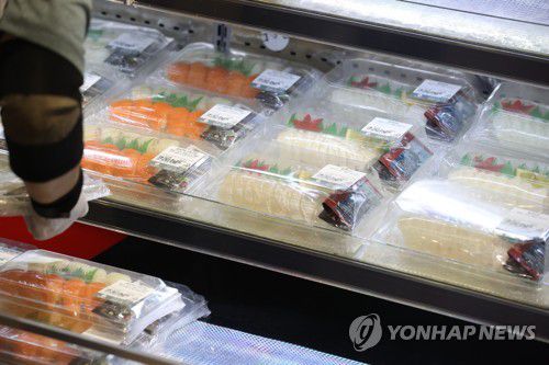 우럭ㆍ광어 포장회(서울=연합뉴스) 강민지 기자 = 할인 행사가 진행 중인 서울의 대형마트. 2022.7.14 mjkang@yna.co.kr