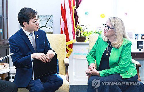여한구 통상교섭본부장, 캐롤 밀러 하원의원과 면담(서울=연합뉴스) 여한구 통상교섭본부장이 25일(현지시간) 미국 워싱턴DC 미국 의회에서 캐롤 밀러 하원의원과 면담하고 있다. 2025.6.26 [산업통상자원부 제공. 재판매 및 DB 금지] photo@yna.co.kr