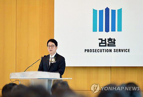퇴임사 하는 심우정(서울=연합뉴스) 심우정 검찰총장이 2일 서울 서초구 대검찰청에서 열린 퇴임식에서 퇴임사를 하고 있다. 심 총장은 이날 퇴임사에서 "검찰 본연의 역할은 변해선 안 된다"며 "국민의 기본권 보호를 위한 필수적이고 정상적인 역할까지 폐지하는 것은 국민과 국가를 위해 옳은 길이 아니다"고 말했다. 2025.7.2 [대검찰청 제공. 재판매 및 DB금지] photo@yna.co.kr