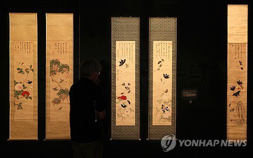 광복 80주년 석주명 특별전(제주=연합뉴스) 박지호 기자 = 3일 오전 제주시 건입동 국립제주박물관에서 열린 '제주에 나빌레라-광복 80주년 기념 석주명 특별전' 언론 공개회에서 참석자들이 전시물을 살펴보고 있다.     석주명의 나비와 제주학 주요 저서, 남계우의 나비 그림, 나비 공예품 등을 모은 이 전시는 4일 개막해 10월 19일까지 이어진다.  2025.7.3 jihopark@yna.co.kr