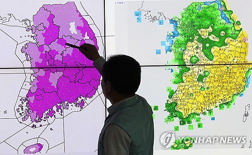폭염 상황은(수원=연합뉴스) 홍기원 기자 = 전국 대부분 지역에 폭염 특보가 내려진 3일 경기도 수원시 권선구 수도권기상청에서 예보관이 특보 발효 상황 등을 설명하고 있다. 2025.7.3 xanadu@yna.co.kr