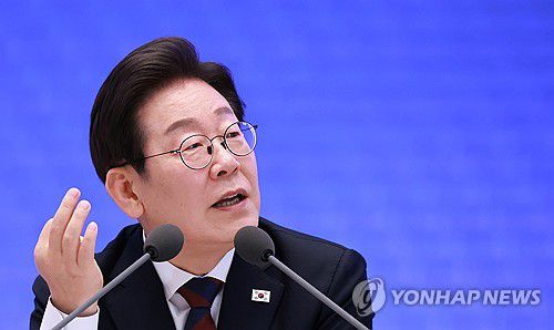 답변하는 이재명 대통령(서울=연합뉴스) 홍해인 기자 = 이재명 대통령이 3일 청와대 영빈관에서 '대통령의 30일, 언론이 묻고 국민에게 답하다' 기자회견을 하며 취재진 질문에 답하고 있다. 2025.7.3 hihong@yna.co.kr