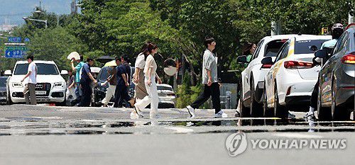 폭염에 아지랑이 피어오르는 도로(광주=연합뉴스) 조남수 기자 = 전국 대부분 지역에 폭염 특보가 발효된 3일 광주 서구 치평동에서 시민들이 강렬한 햇빛에 달구어져 아지랑이가 피어오르는 도로를 걷고 있다. 2025.7.3 iso64@yna.co.kr