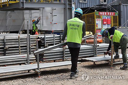 폭염 속 건설현장(울산=연합뉴스) 장지현 기자 = 폭염특보 일주일째인 3일 울산 울주군 온산읍 에쓰오일 샤힌프로젝트 건설 현장에서 근로자들이 작업하고 있다. 이날 울산에는 폭염 영향예보 '경고' 단계가 발령됐다. 2025.7.3 jjang23@yna.co.kr