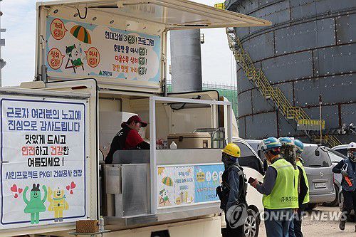 커피차 이용하는 플랜트 건설 근로자들(울산=연합뉴스) 장지현 기자 = 폭염특보 일주일째인 3일 울산 울주군 온산읍 에쓰오일 샤힌프로젝트 건설 현장에서 근로자들이 커피차를 이용하며 더위를 달래고 있다. 이날 울산 전역에는 폭염경보와 폭염 영향예보 '경고' 단계가 발령됐다. 2025.7.3 jjang23@yna.co.kr