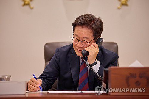 이재명 대통령, 나토 사무총장과 전화 통화(서울=연합뉴스) 이재명 대통령이 3일 서울 용산 대통령실 청사에서 마르크 뤼터 북대서양조약기구(NATO·나토) 사무총장과 전화 통화를 하고 있다. 2025.7.3 [대통령실 제공. 재판매 및 DB 금지] photo@yna.co.kr