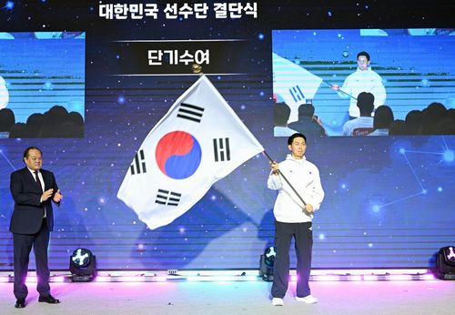 라인-루르 하계U대회 선수단 결단식서 단기 흔드는 장지석 단장  [대한체육회 제공. 재판매 및 DB 금지]