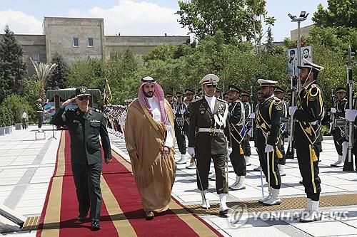 사우디 국방장관 칼리드 빈 살만이 지난 4월 이란을 방문한 모습[AP=연합뉴스 자료사진. 이란 참모본부 제공. 재판매 및 DB금지]