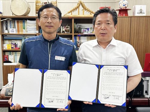 노사합의서 작성한 김병내 광주 남구청장과 공무원노조[전국공무원노동조합 광주지역본부 남구지부 제공. 재판매 및 DB 금지]