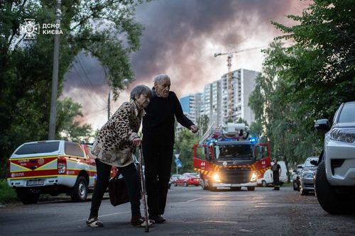 3∼4일 사이 러시아 공습 받은 키이우에서 두 노인이 길을 지나는 모습.[젤렌스키 대통령 엑스(X·옛 트위터) 캡처. 재판매 및 DB 금지]