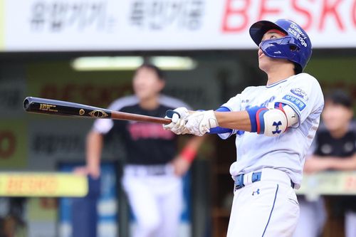 홈런 타구 바라보는 삼성의 이재현[삼성 라이온즈 제공. 재판매 및 DB 금지]