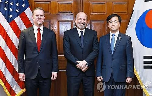 미국 상무부 장관과 미국무역대표부 만난 여한구 통상교섭본부장[연합뉴스 자료사진] 여한구 통상교섭본부장이 지난 6월 23일(현지시간) 미국 워싱턴 DC 상무부 회의실에서 제이미슨 그리어 미국 무역대표부 대표(왼쪽부터), 하워드 러트닉 미국 상무부 장관과 면담을 마친 후 기념 촬영하고 있다. [산업통상자원부 제공. 재판매 및 DB 금지] photo@yna.co.kr