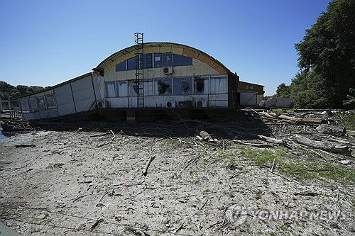 세르비아 가뭄으로 말라버린 강물(벨그라드 AP=연합뉴스) 3일(현지시간) 가뭄으로 강물이 말라 선상 레스토랑이 땅 위에 올라와 있다. 2025.07.04