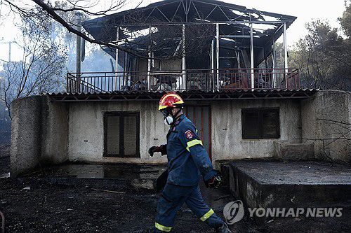 그리스 아테네 근교 화재(아테네 EPA=연합뉴스) 3일(현지시간) 그리스 아테네 근교 지역에서 발생한 산불로 불탄 주택. 2025.07.04
