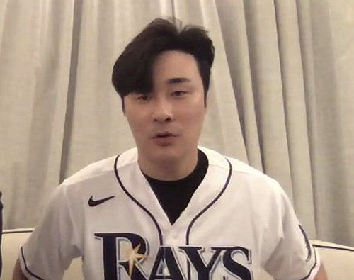 화상 인터뷰하는 김하성(서울=연합뉴스) 김하성이 탬파베이와 계약한 4일(한국시간) 화상 기자회견을 하고 있다. 2025.2.4 [줌 인터뷰 캡처. 재판매 및 DB 금지] photo@yna.co.kr