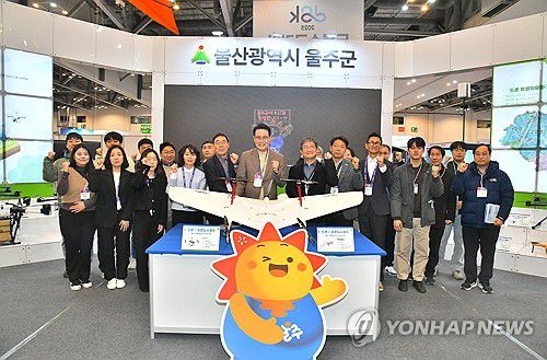 드론쇼코리아 '울주전시관' 인기몰이(울산=연합뉴스) 26일부터 28일까지 부산 벡스코에서 개최되는 'DSK 2025'(드론쇼코리아)에서 울산시 울주군이 울주전시관을 운영 중인 가운데 이순걸 울주군수(가운데)와 관계 공무원들이 27일 전시관을 방문해 전시 현황을 확인한 뒤 기념촬영을 하고 있다.2025.2.27 [울주군 제공.재판매 및 DB 금지] young@yna.co.kr