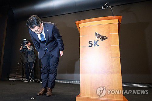 유심 정보 유출 사과하는 유영상 대표이사(서울=연합뉴스) 신현우 기자 = 유영상 SK텔레콤 대표이사가 25일 서울 중구 SKT타워 수펙스홀에서 SK텔레콤 이용자 유심(USIM) 정보가 해커 공격으로 유출된 것과 관련해 고개 숙여 사과하고 있다. 2025.4.25 nowwego@yna.co.kr