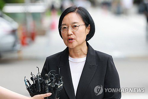 답변하는 한성숙 중기부 장관 후보자(서울=연합뉴스) 신현우 기자 = 한성숙 중소벤처기업부 장관 후보자가 24일 서울 영등포구 여의도 삼희익스콘벤처타워에 마련된 인사청문회 준비 사무실로 출근하며 취재진 질문에 답하고 있다. 2025.6.24 nowwego@yna.co.kr