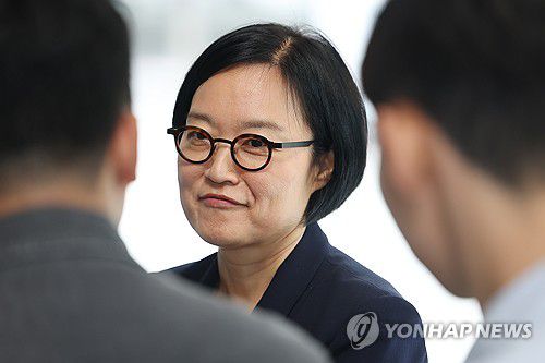 질문에 답변하는 한성숙 중기부장관 후보자(서울=연합뉴스) 김성민 기자 = 한성숙 중소벤처기업부 장관 후보자가 26일 서울 영등포구 중소기업기술정보진흥원 수도권평가실에 마련된 인사청문회 준비 사무실로 출근하며 취재진 질문에 답하고 있다. 2025.6.26 ksm7976@yna.co.kr