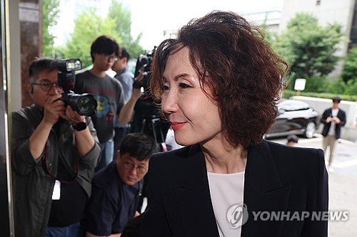 인사청문회 준비 사무실로 출근하는 이진숙 장관 후보자(서울=연합뉴스) 서대연 기자 = 이진숙 사회부총리 겸 교육부 장관 후보자가 30일 오전 서울 여의도 한국교육시설안전원에 마련된 인사청문회 준비 사무실로 출근하고 있다. 2025.6.30 dwise@yna.co.kr