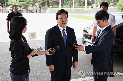 출근하며 입장 밝히는 정진우 신임 중앙지검장(서울=연합뉴스) 김성민 기자 = 정진우 신임 서울중앙지검장이 4일 서울 서초구 서울중앙지방검찰청으로 들어서며 취재진 앞에서 입장을 밝히고 있다. 2025.7.4 ksm7976@yna.co.kr